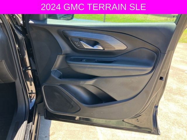 Used 2024 GMC Terrain SLE w/ Driver Convenience Package FWD image 11
