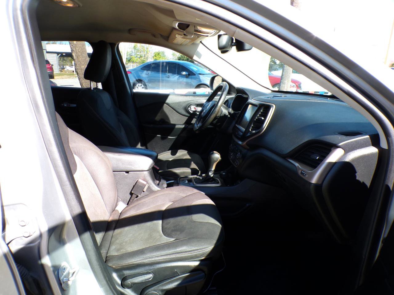 Used 2014 Jeep Cherokee Latitude w/ Comfort/Convenience Group image 20