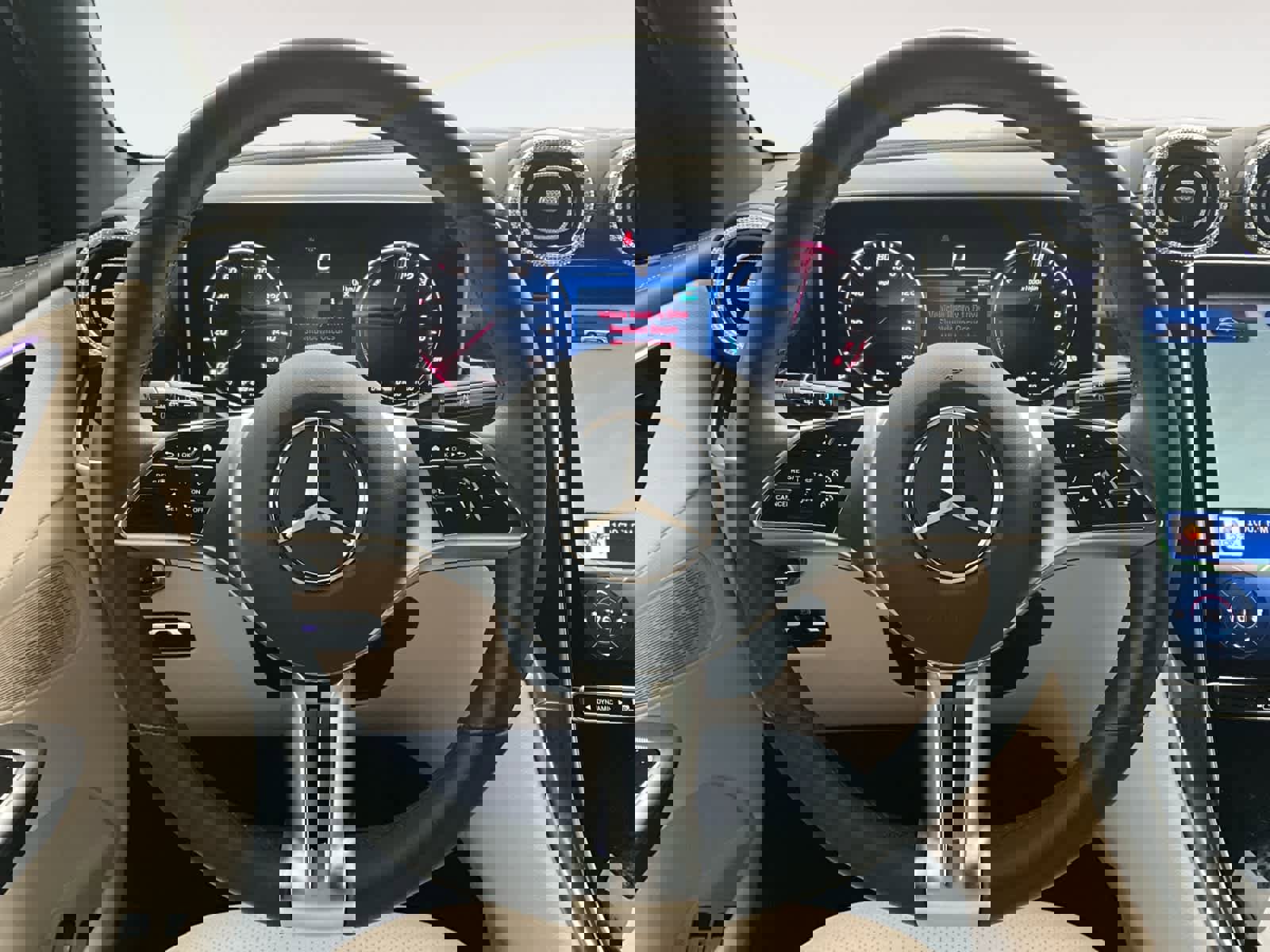 Used 2025 Mercedes-Benz GLC 350e 4MATIC image 14