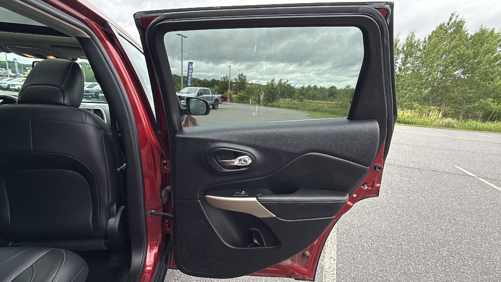 Used 2017 Jeep Cherokee Limited AWD/4WD image 18