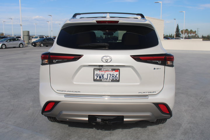 Certified 2025 Toyota Highlander Platinum AWD/4WD image 4