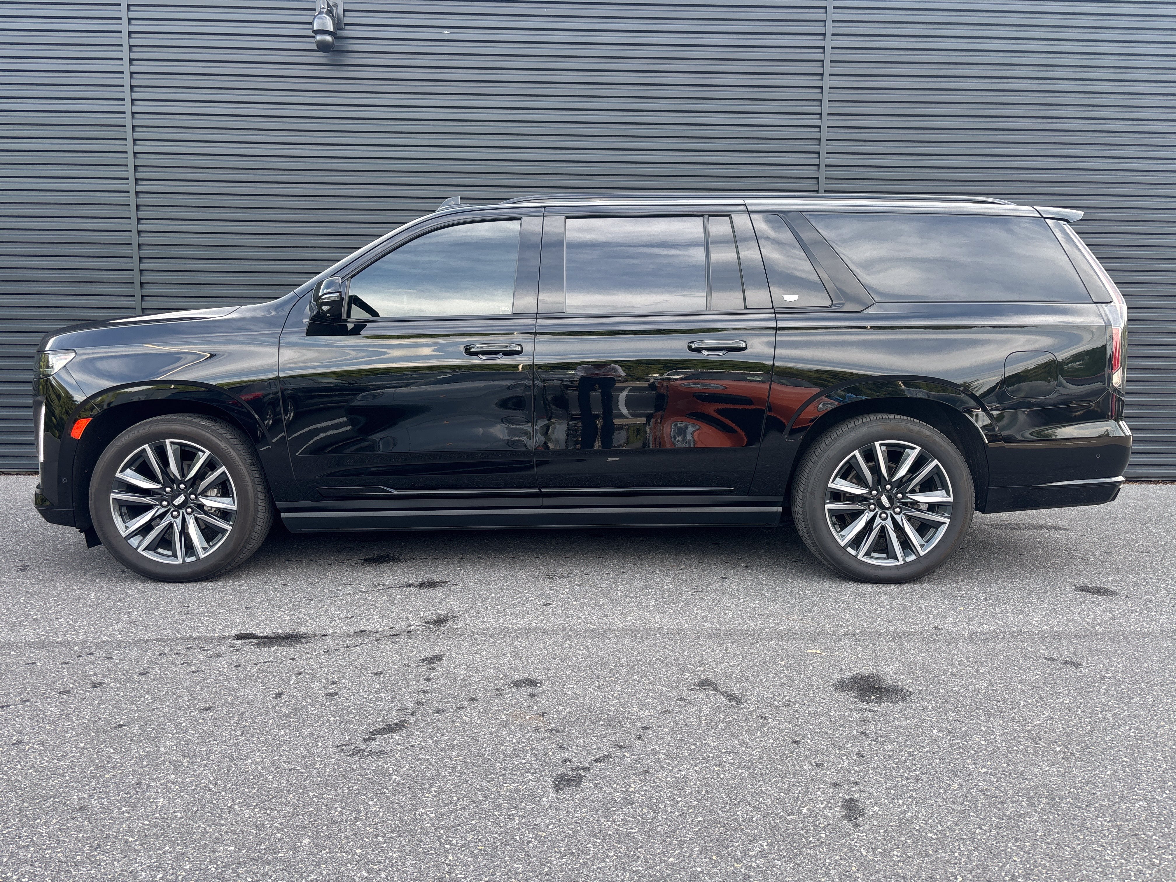 Used 2021 Cadillac Escalade ESV Sport w/ Driver Assist Tech Package AWD/4WD image 2