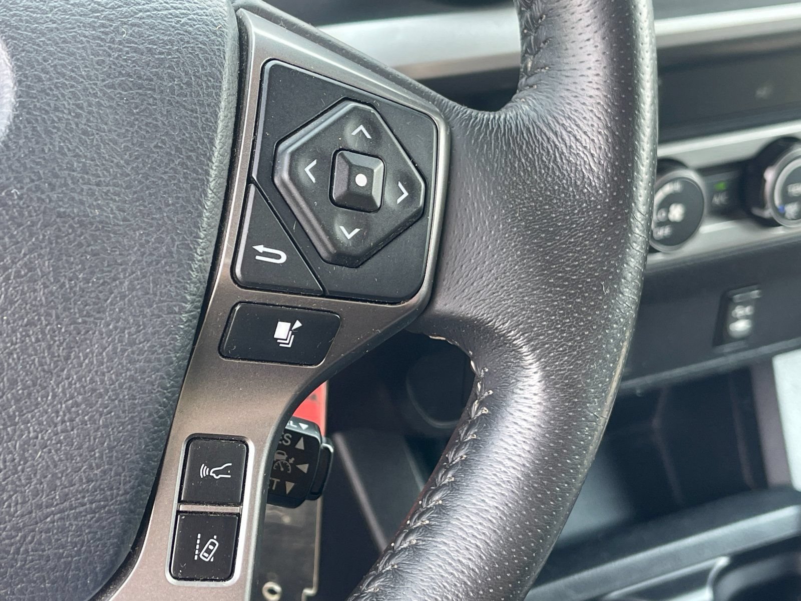 Used 2019 Toyota Tacoma SR5 AWD/4WD image 25