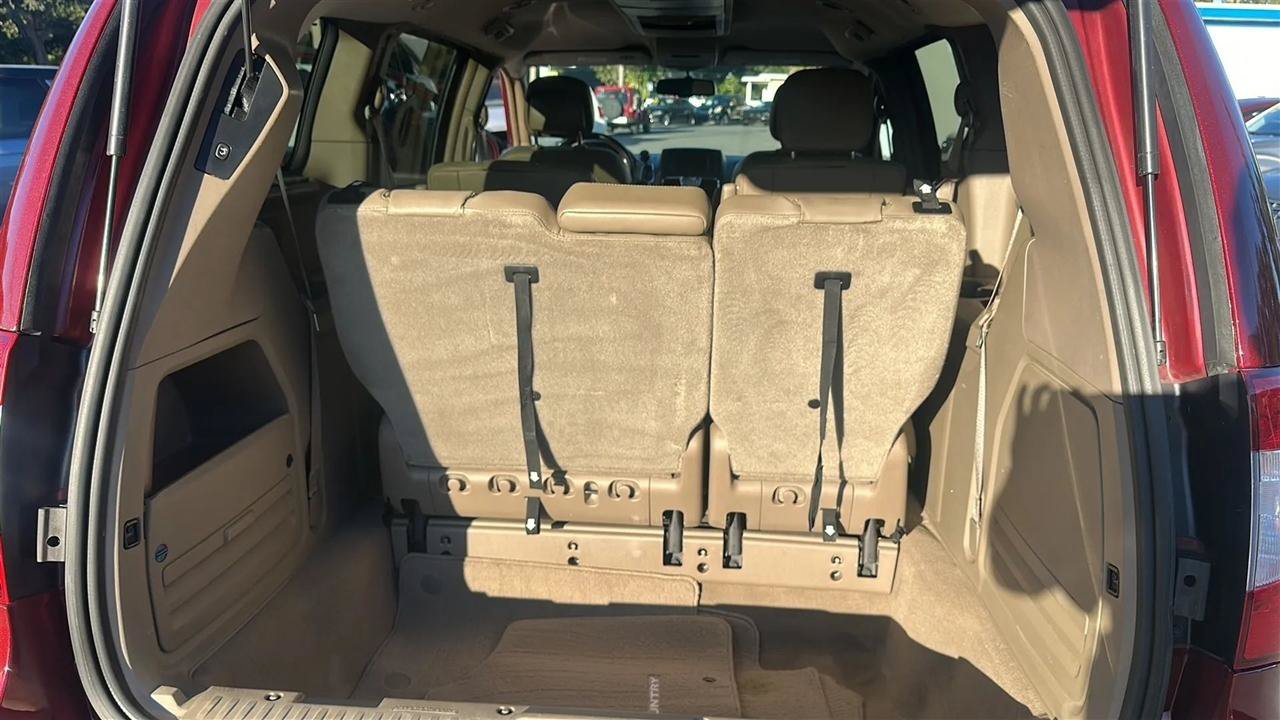 Used 2016 Chrysler Town & Country Touring FWD image 28
