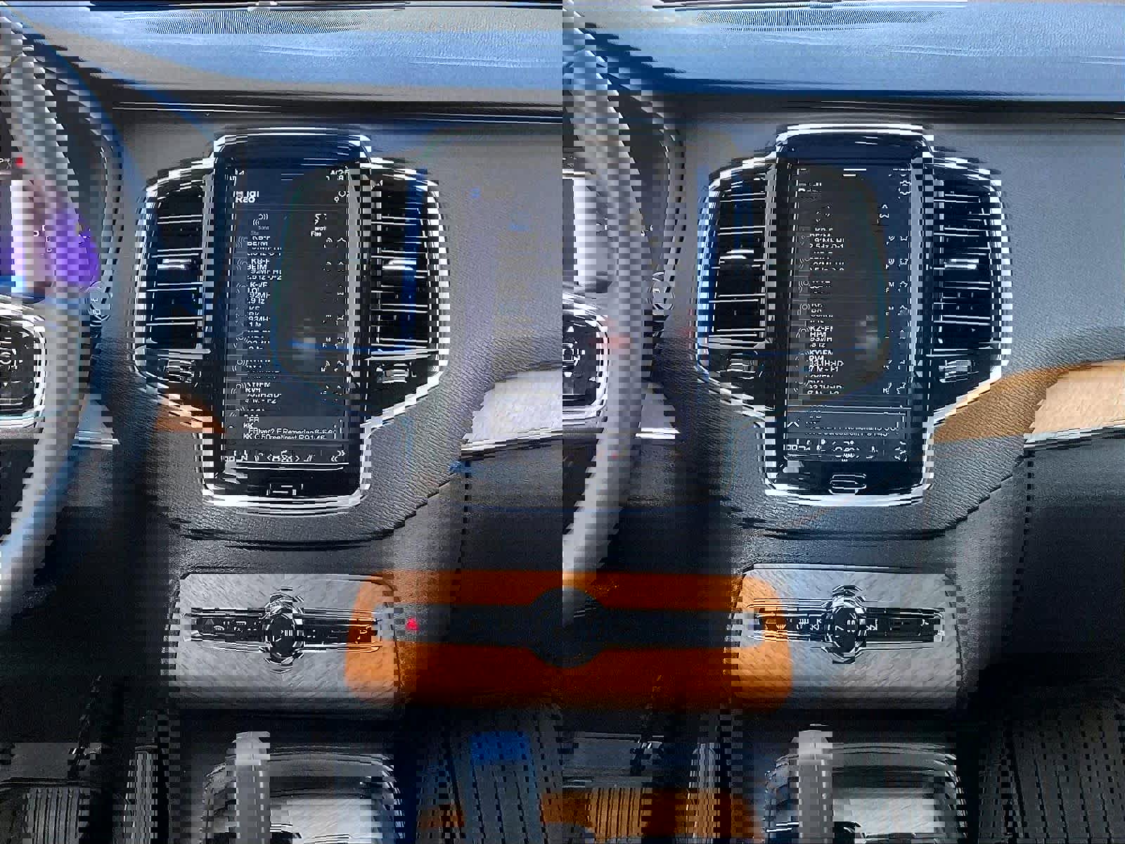 Used 2023 Volvo XC90 T8 Plus image 9