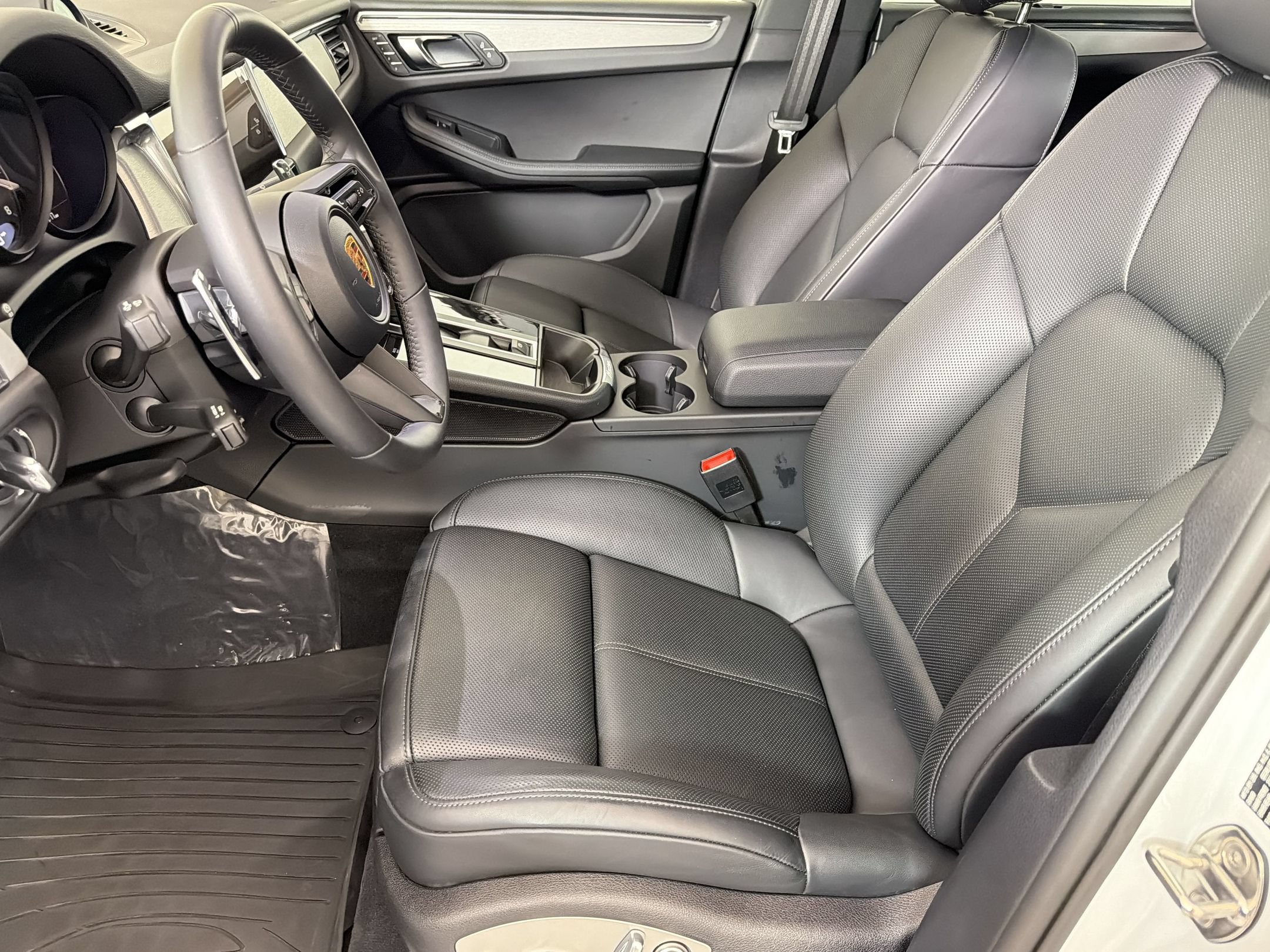 Certified 2026 Porsche Macan AWD/4WD image 5