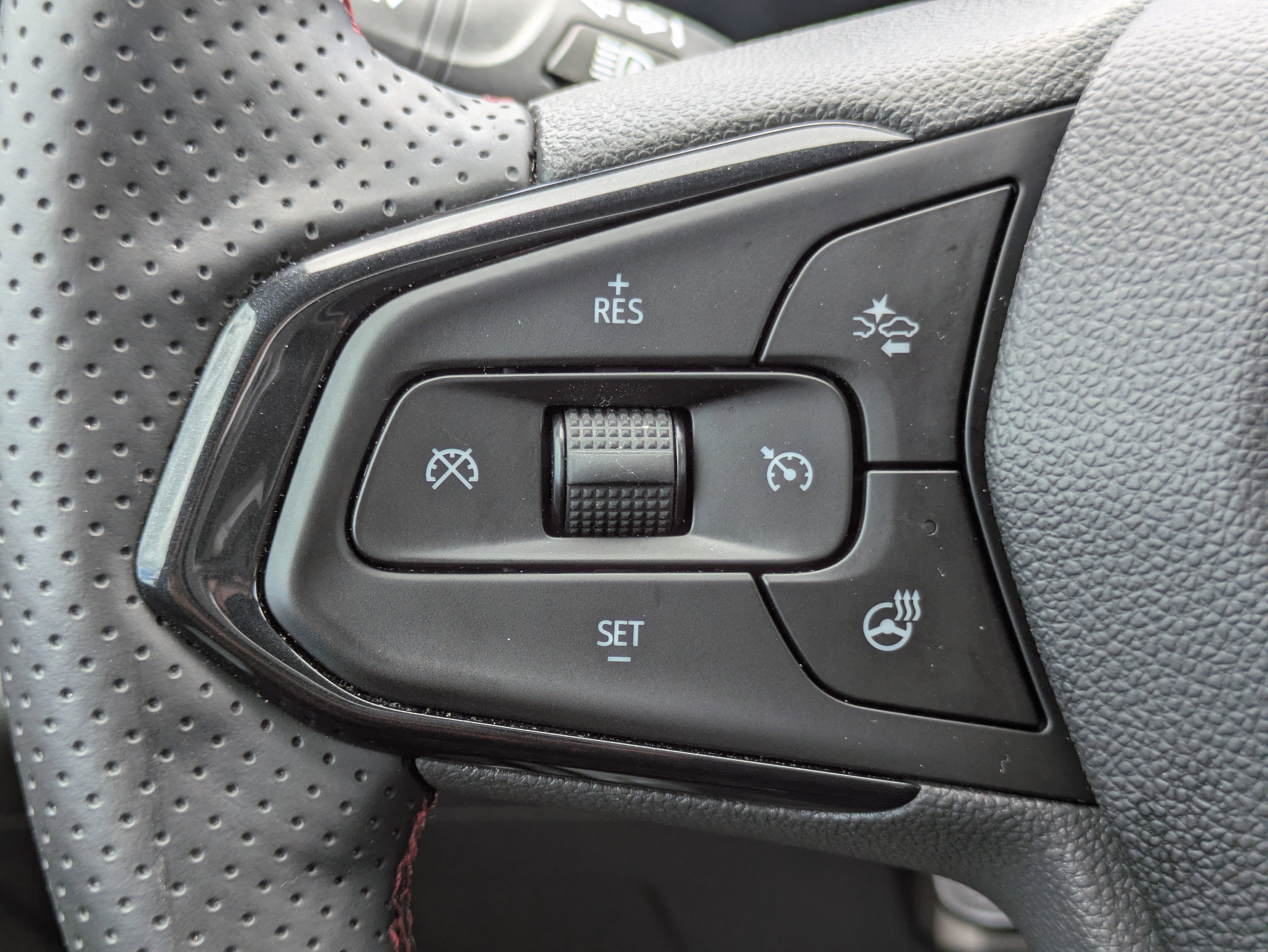 Used 2025 Chevrolet Trax RS w/ Sunroof Package FWD image 16