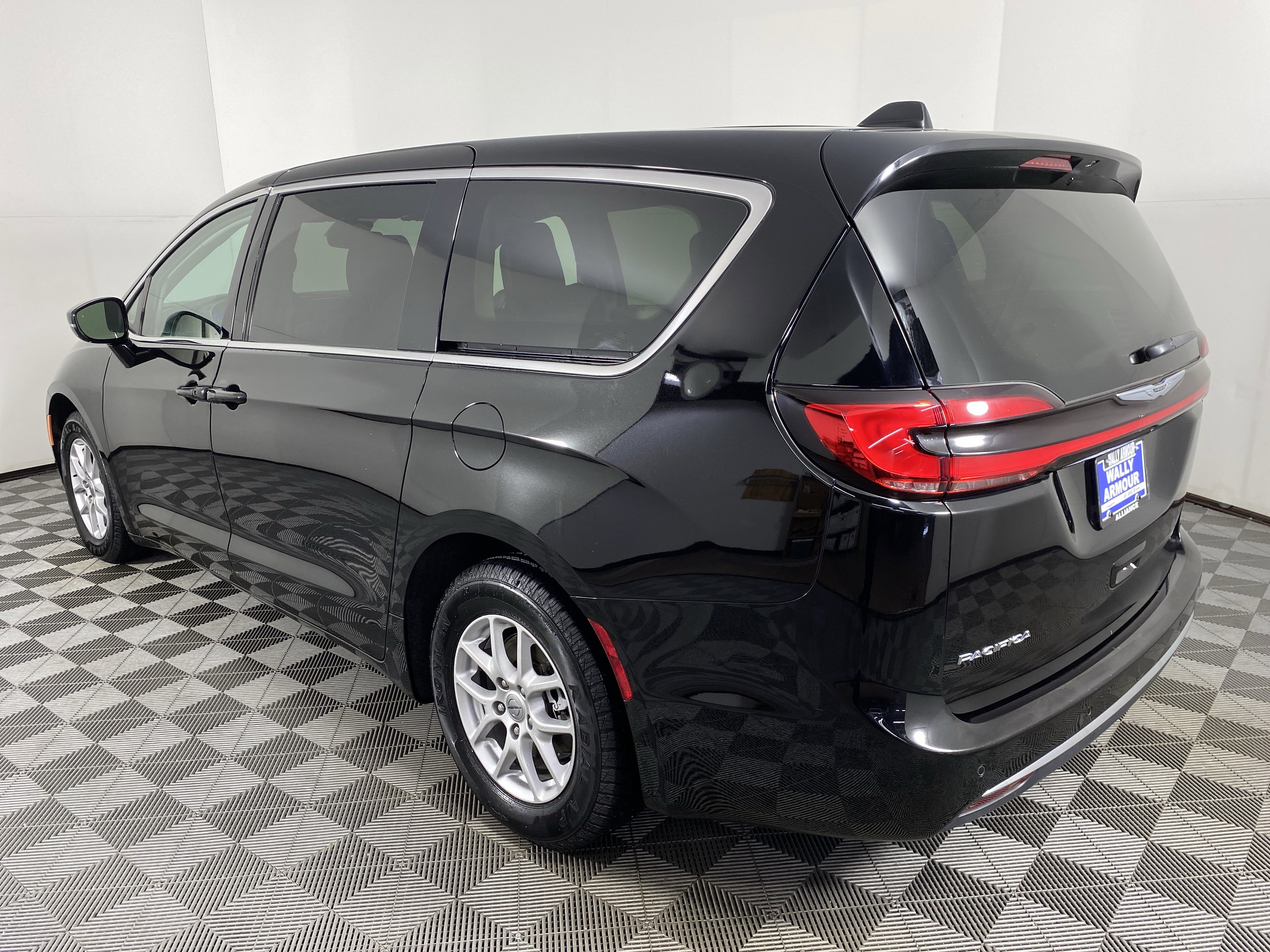 Used 2024 Chrysler Pacifica Touring-L image 9