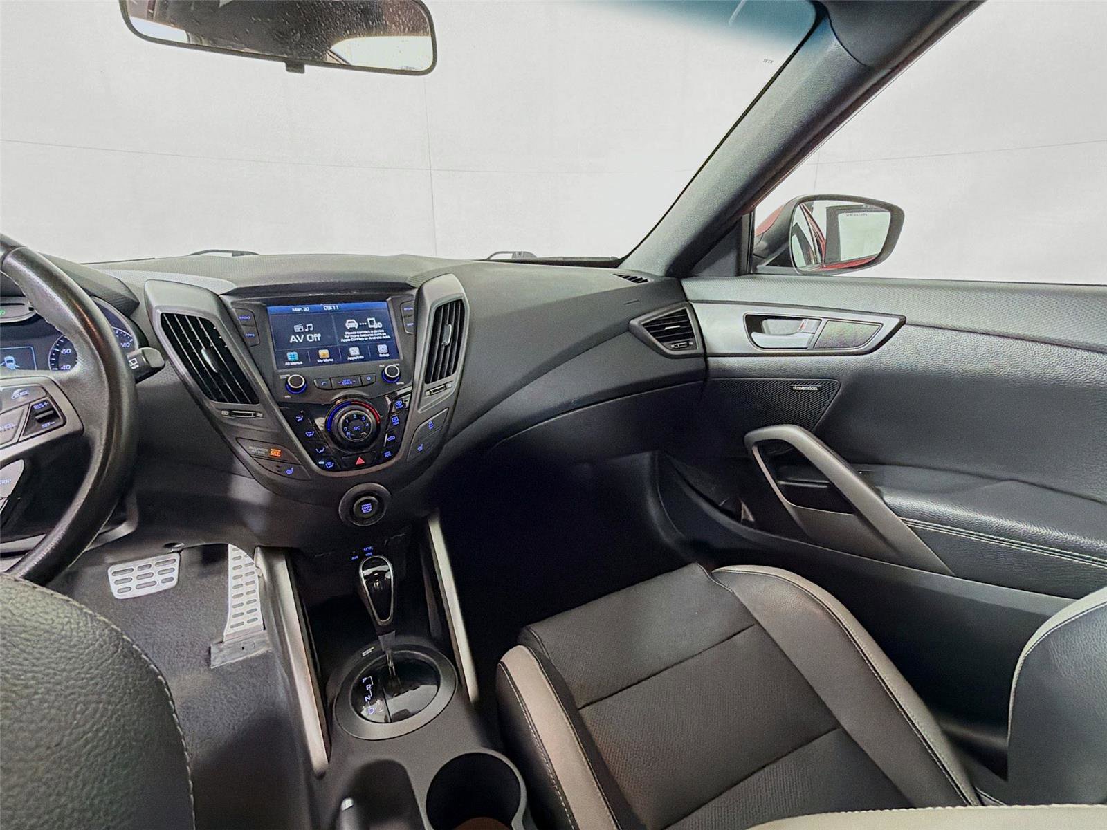 Used 2017 Hyundai Veloster Turbo image 23