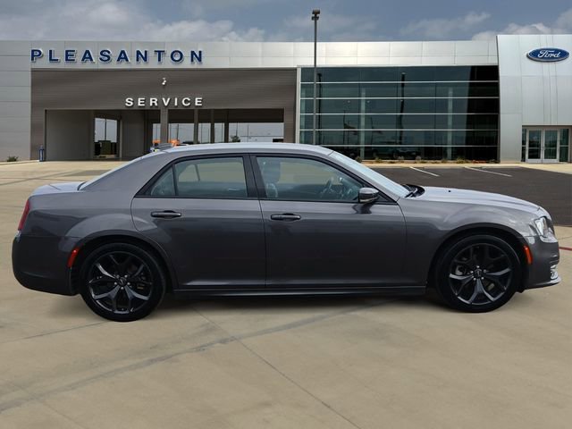 Used 2022 Chrysler 300 Touring L image 6