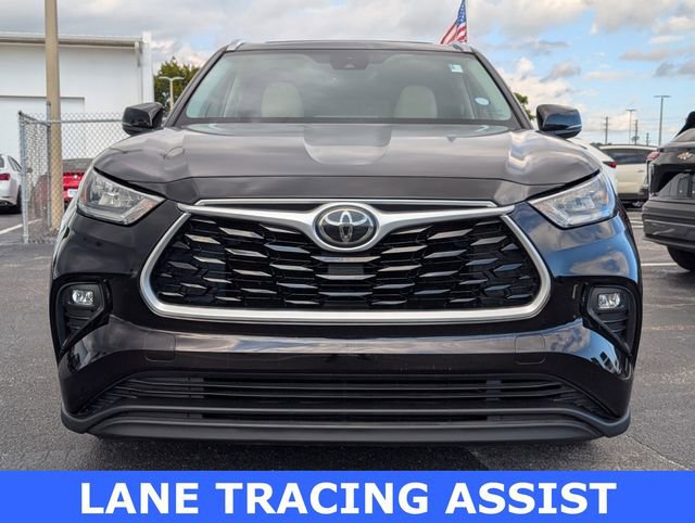 Used 2020 Toyota Highlander XLE image 2