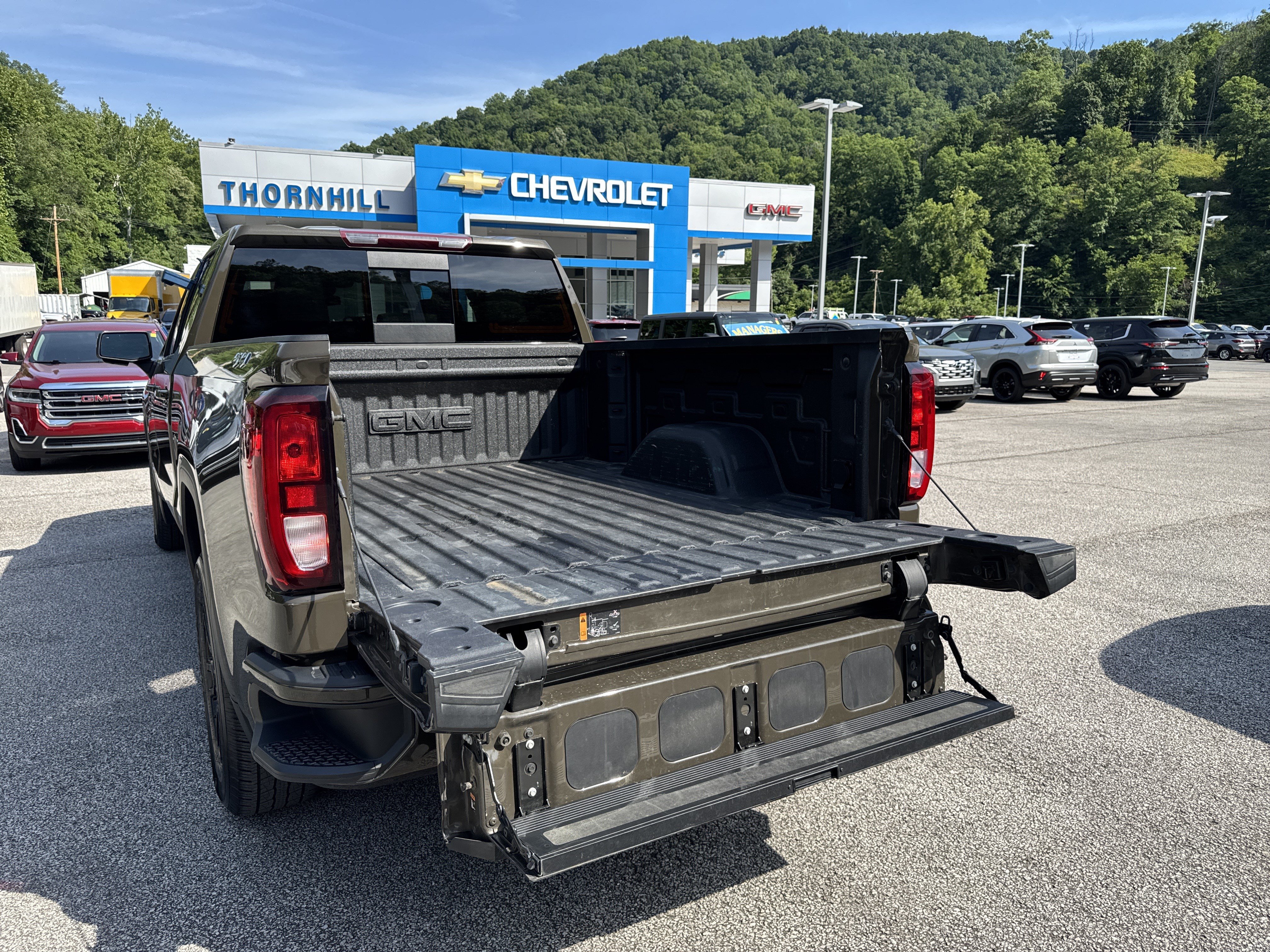 Used 2023 GMC Sierra 1500 Elevation w/ Preferred Package AWD/4WD image 19
