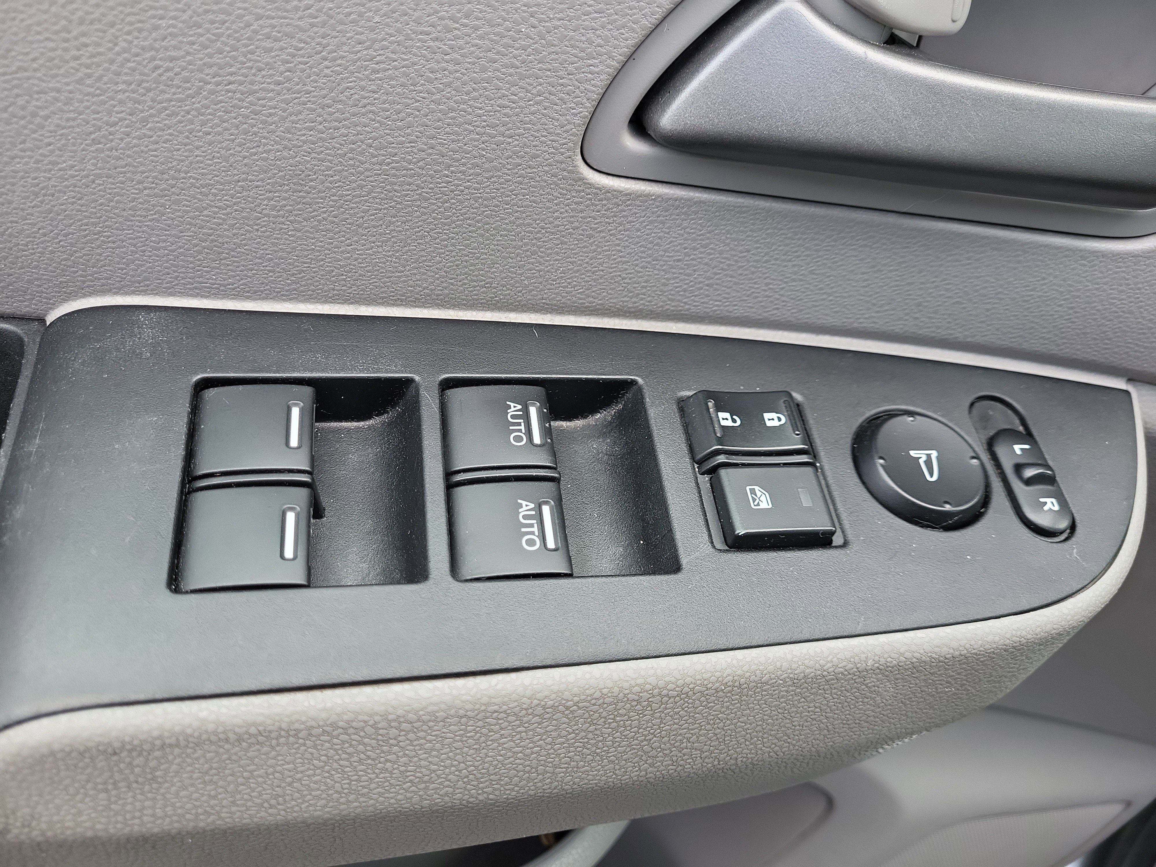 Used 2012 Honda Odyssey EX image 17