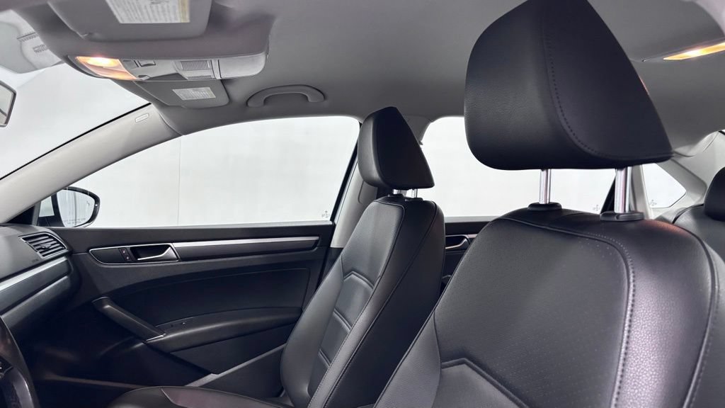 Used 2018 Volkswagen Passat 2.0T R-Line FWD image 12