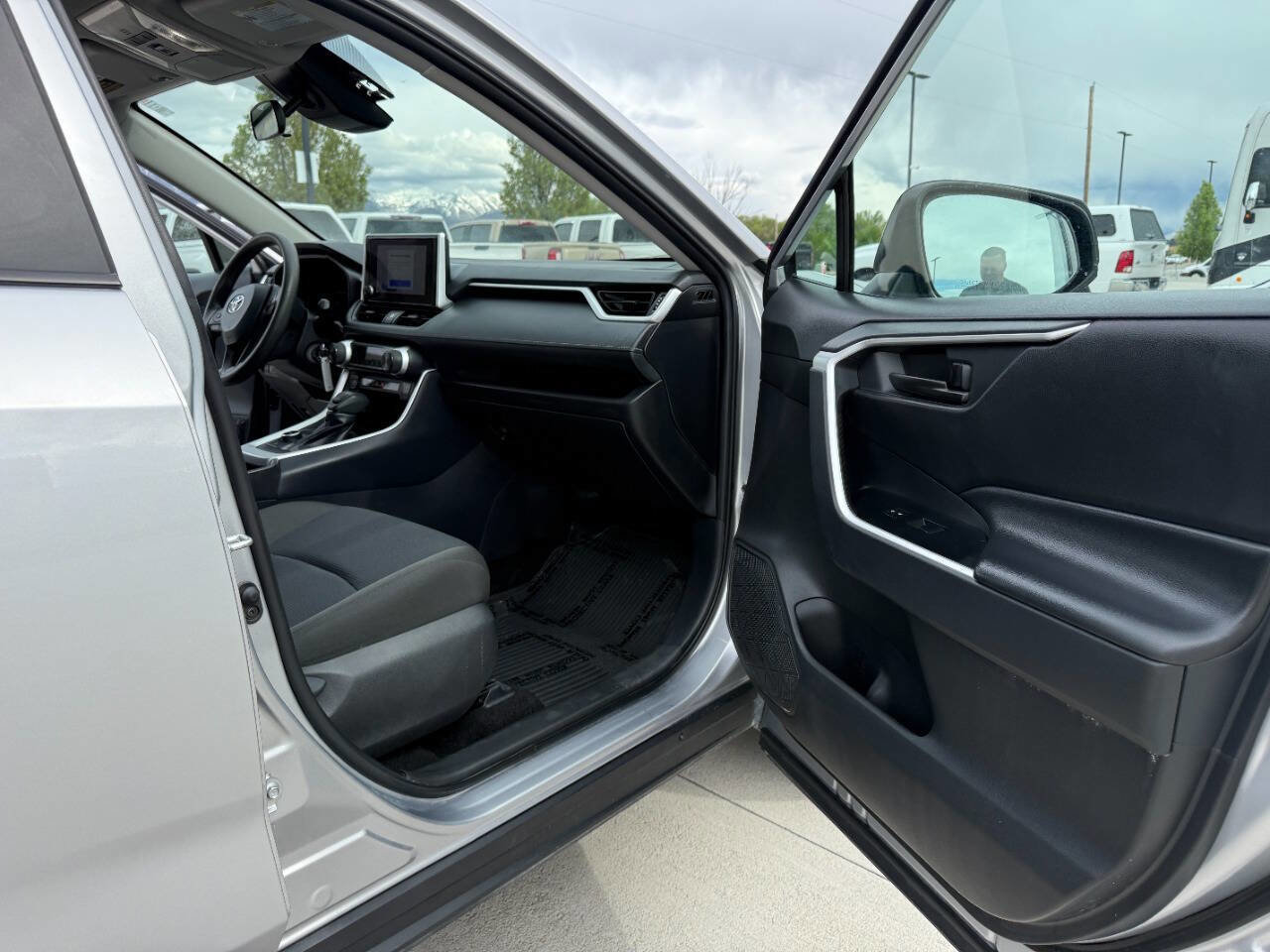 Used 2025 Toyota RAV4 LE AWD/4WD image 24