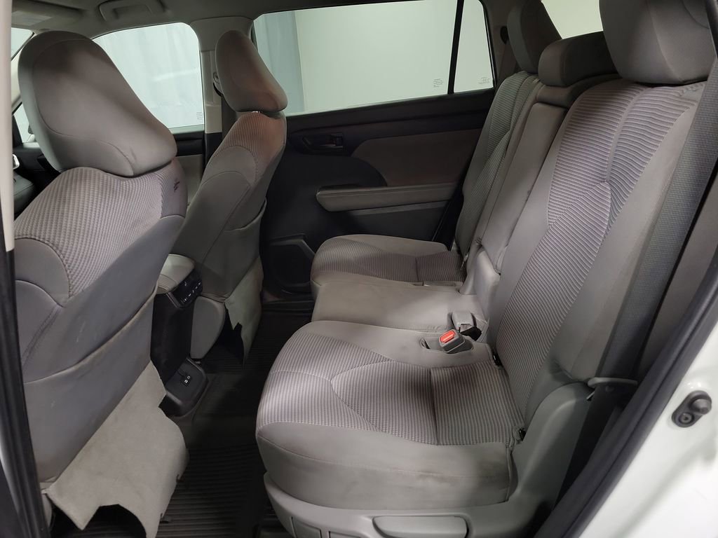 Used 2023 Toyota Highlander LE AWD/4WD image 23