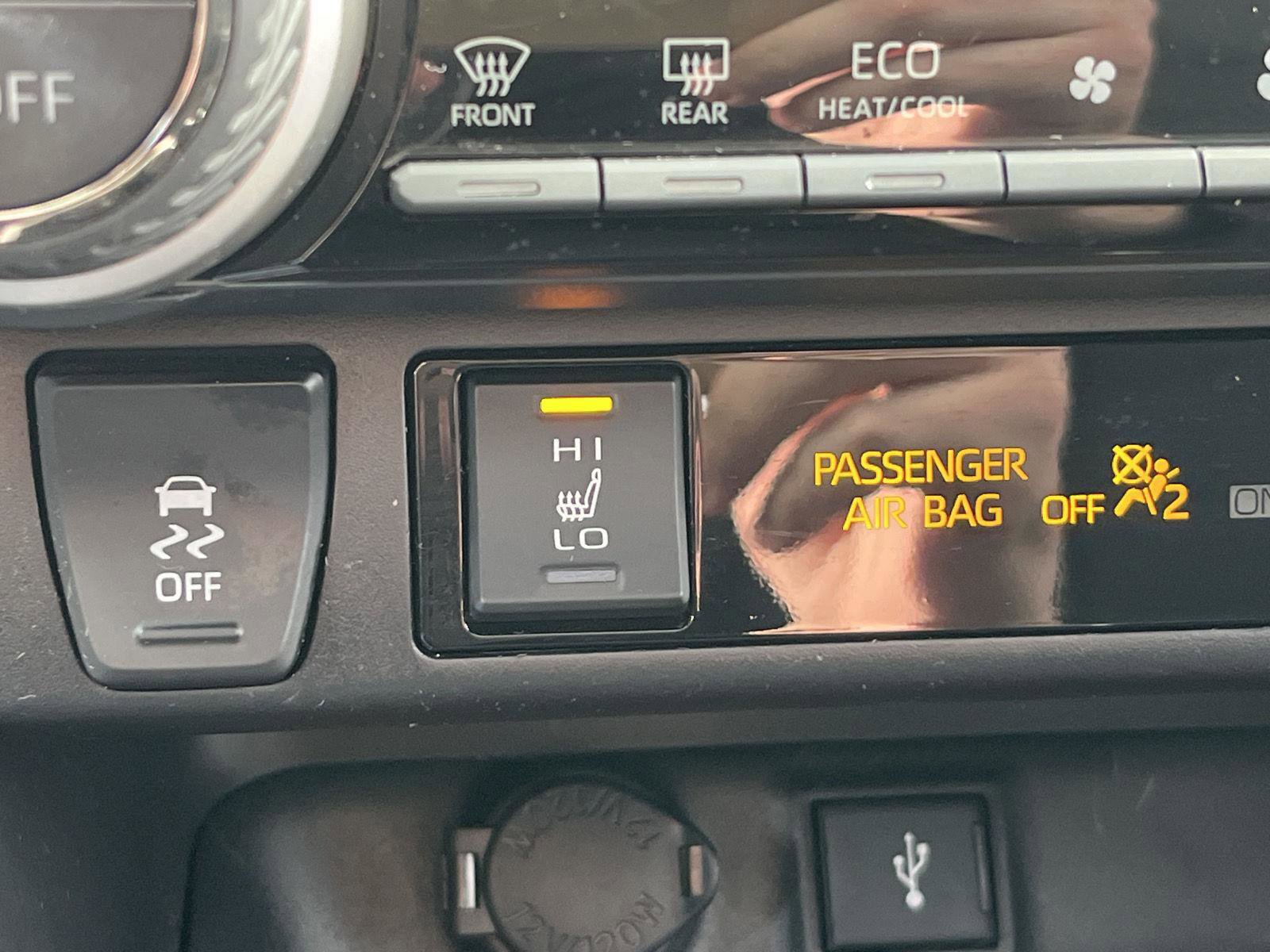 Used 2021 Toyota RAV4 SE w/ Weather & Moonroof Package image 18