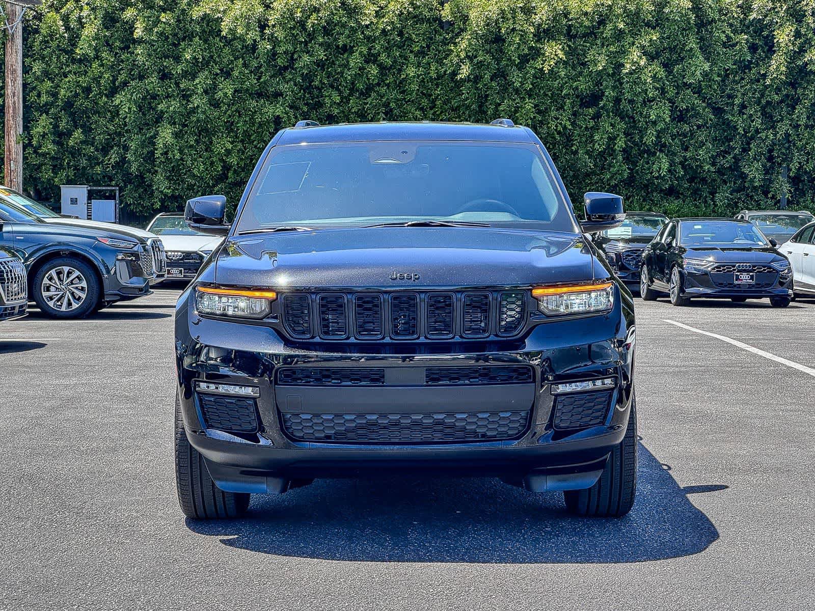 Used 2025 Jeep Grand Cherokee L Limited w/ Black Appearance Package AWD/4WD image 6