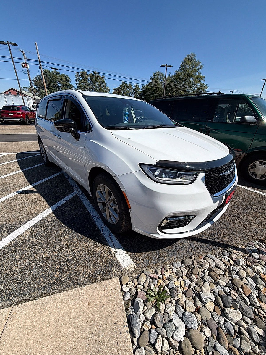 Used 2024 Chrysler Pacifica Touring-L w/ Uconnect Theater Family Group AWD/4WD image 11