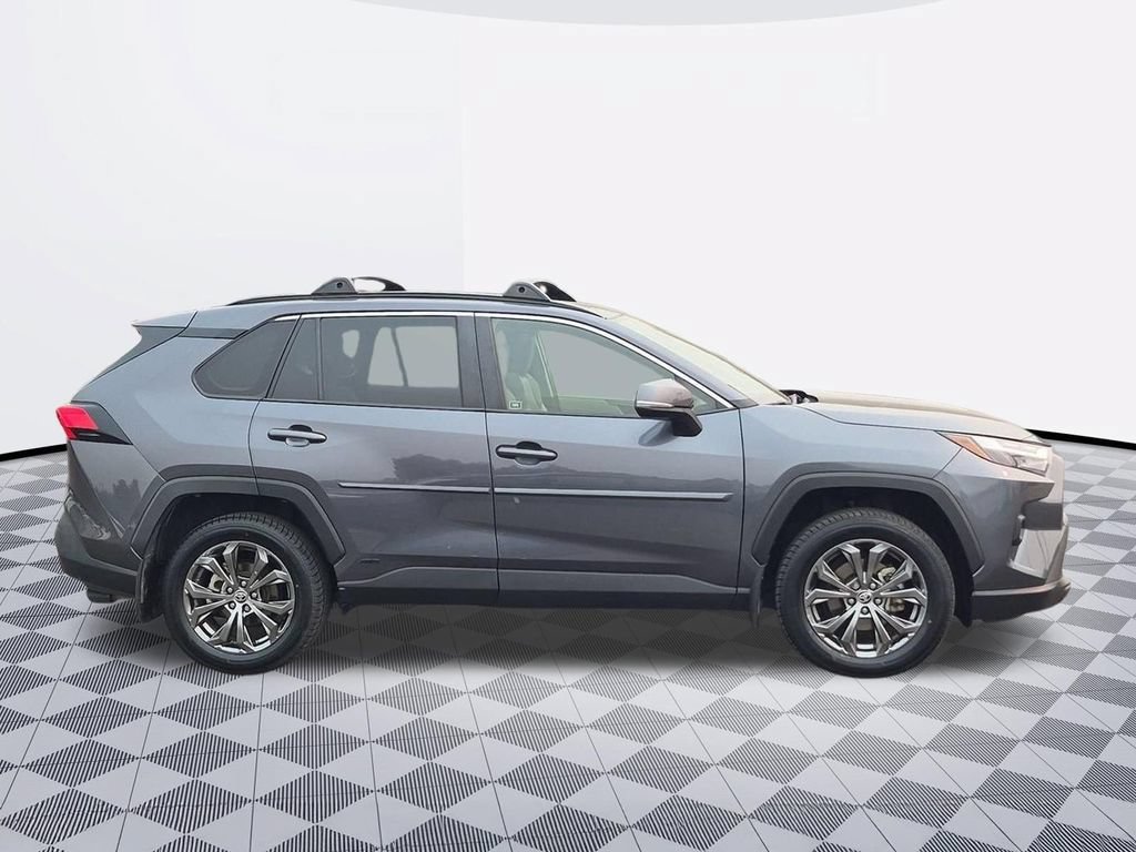 Used 2022 Toyota RAV4 XLE Premium AWD/4WD image 6