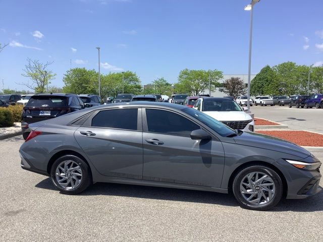Used 2024 Hyundai Elantra Blue FWD image 4