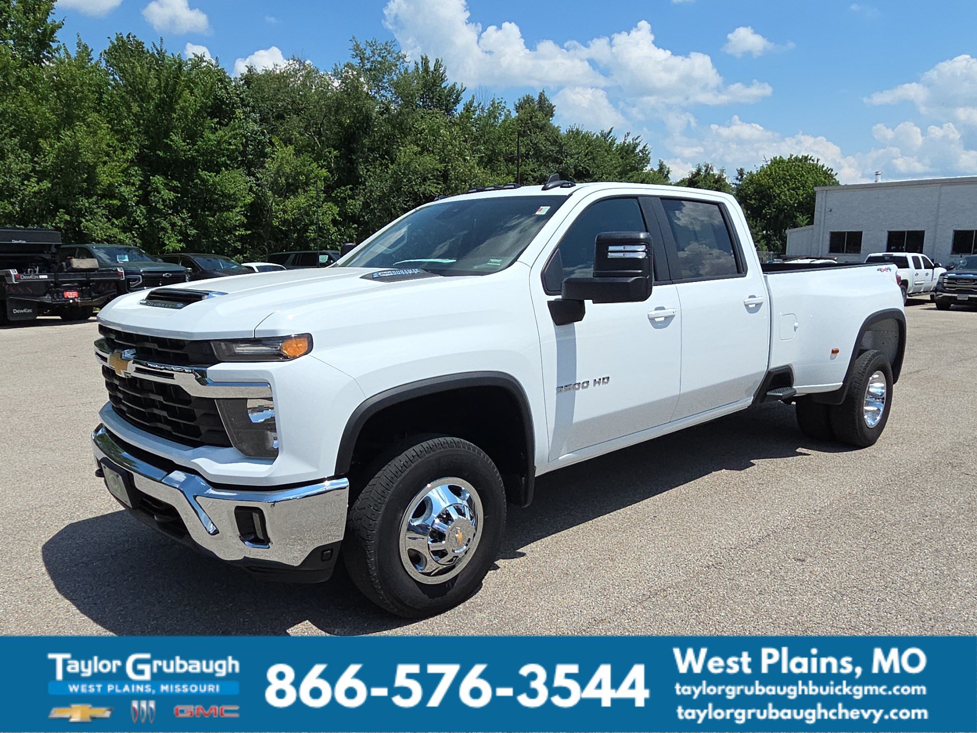 Used 2025 Chevrolet Silverado 3500 LT w/ Convenience Package AWD/4WD image 4