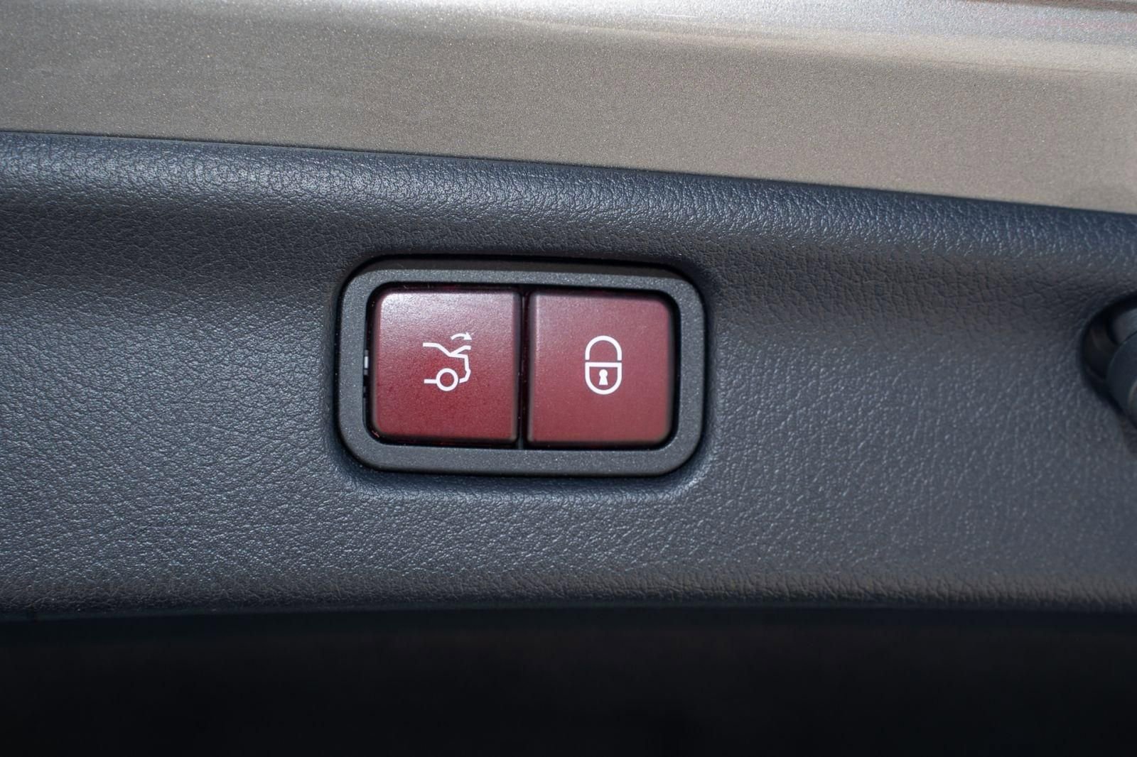 Used 2022 Mercedes-Benz C 300 4MATIC Sedan w/ Exclusive Trim Package image 10