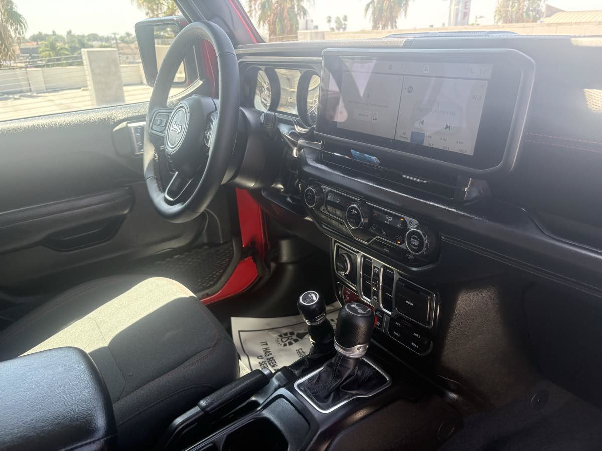 Used 2025 Jeep Wrangler Unlimited Rubicon w/ Convenience Group AWD/4WD image 31