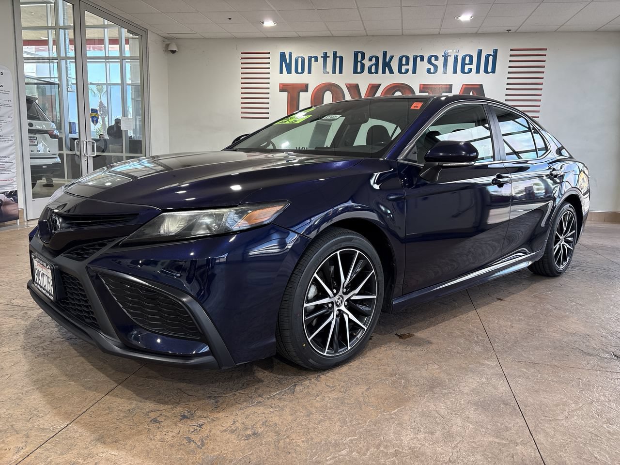 Used 2022 Toyota Camry SE w/ Convenience Package FWD image 1