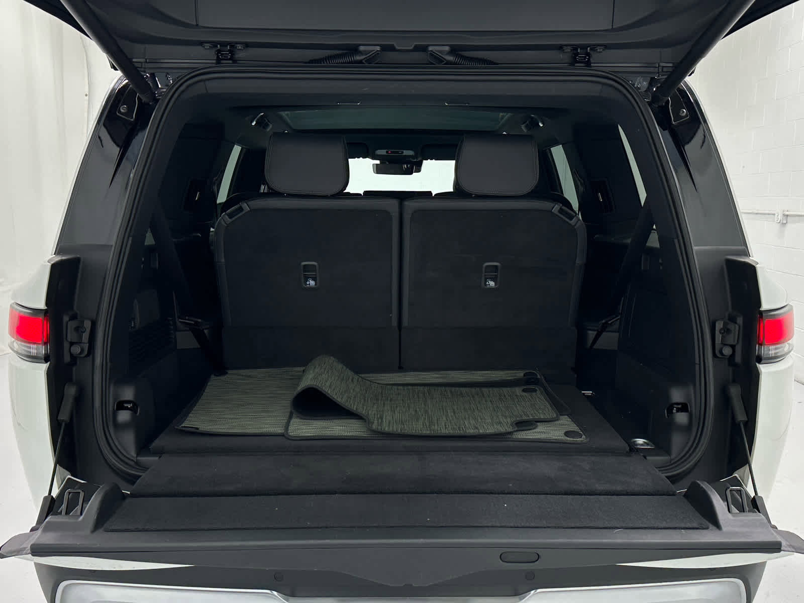 Used 2026 Rivian R1S Adventure image 42