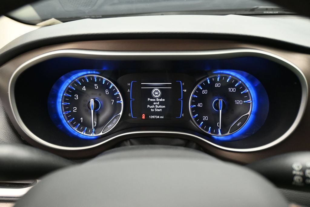 Used 2018 Chrysler Pacifica Touring-L FWD image 16