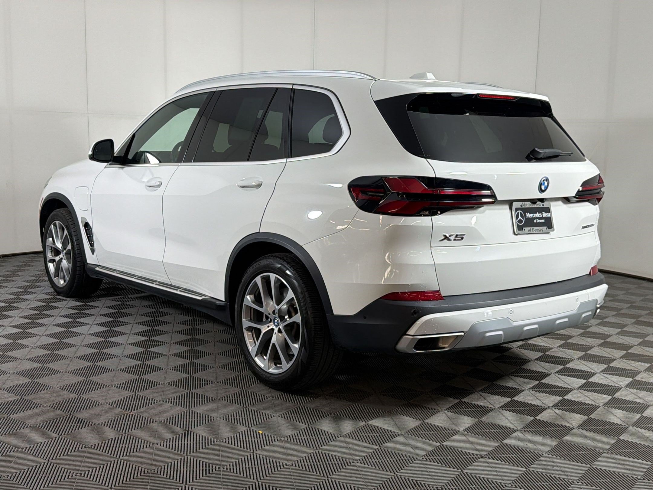Used 2025 BMW X5 xDrive50e AWD/4WD image 3