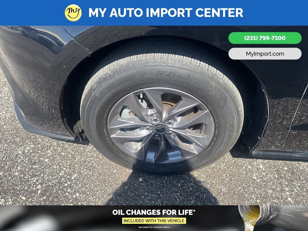 Used 2023 Toyota Sienna XLE image 6