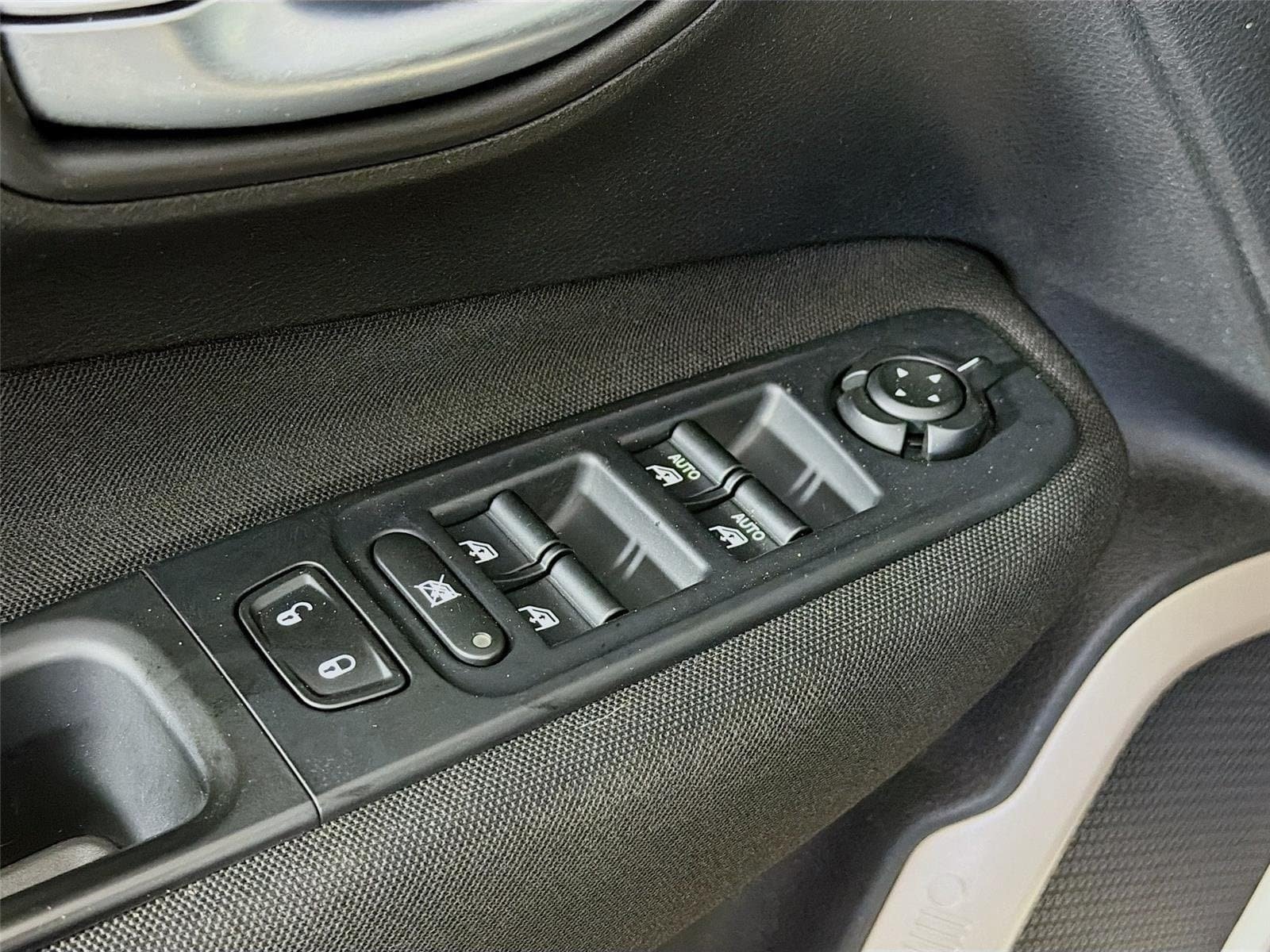 Used 2015 Jeep Renegade Latitude FWD image 19