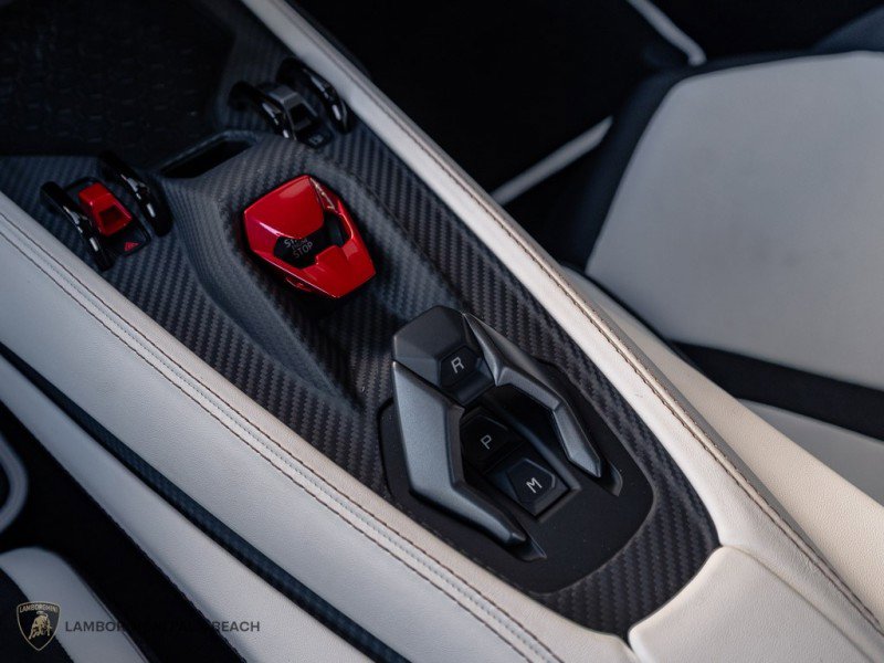 Used 2025 Lamborghini Revuelto image 16