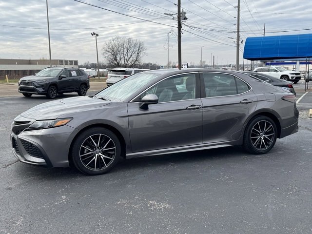 Used 2021 Toyota Camry SE image 3