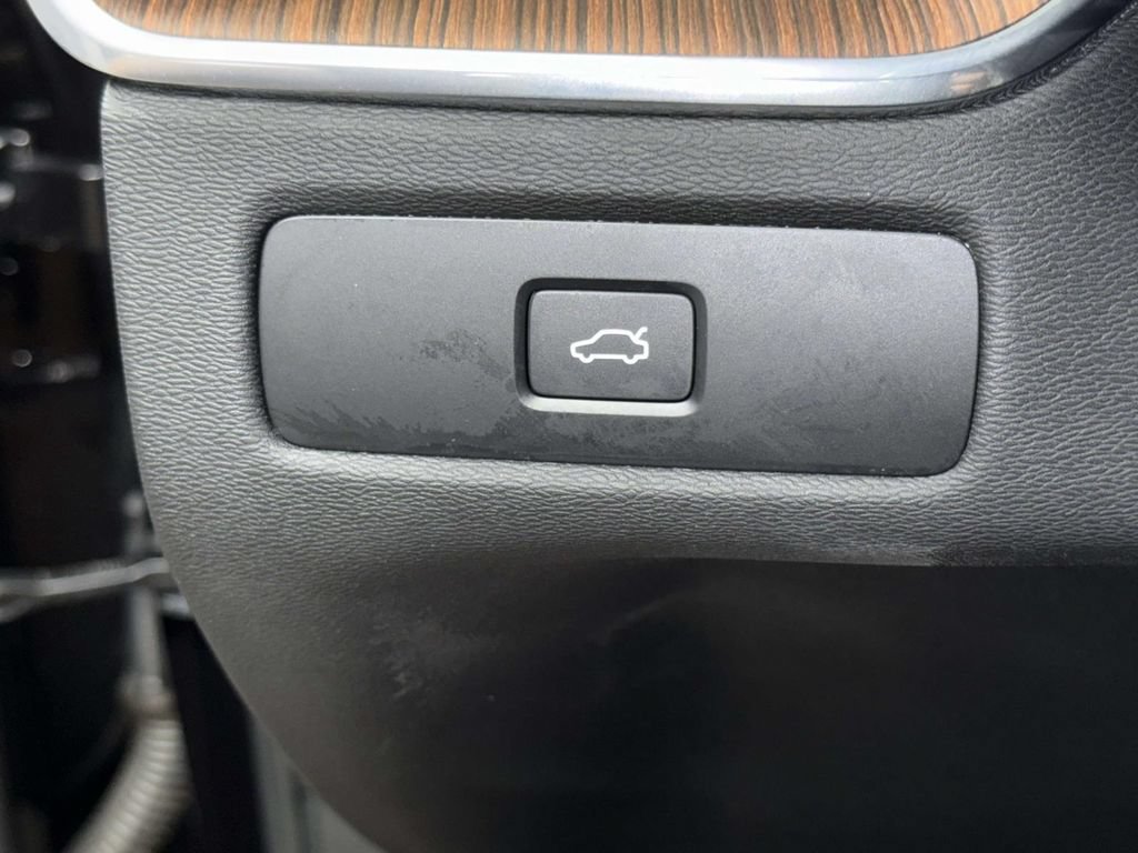 Used 2024 Volvo XC60 B5 Plus w/ Protection Package Premier AWD/4WD image 27