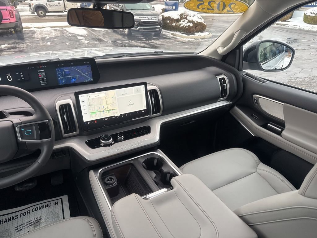 Used 2025 Ford Expedition Active image 18