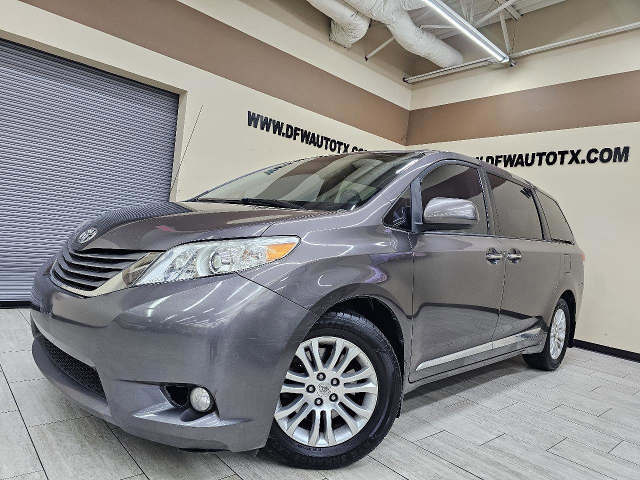 Used 2013 Toyota Sienna XLE image 1