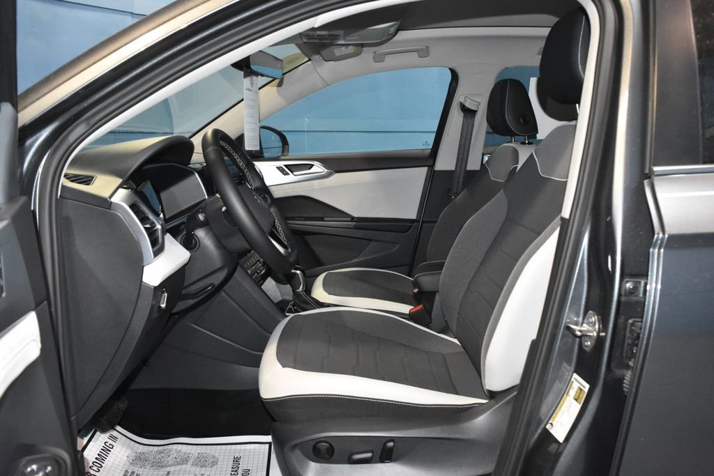 Certified 2025 Volkswagen Taos SE w/ Panoramic Sunroof Package image 6