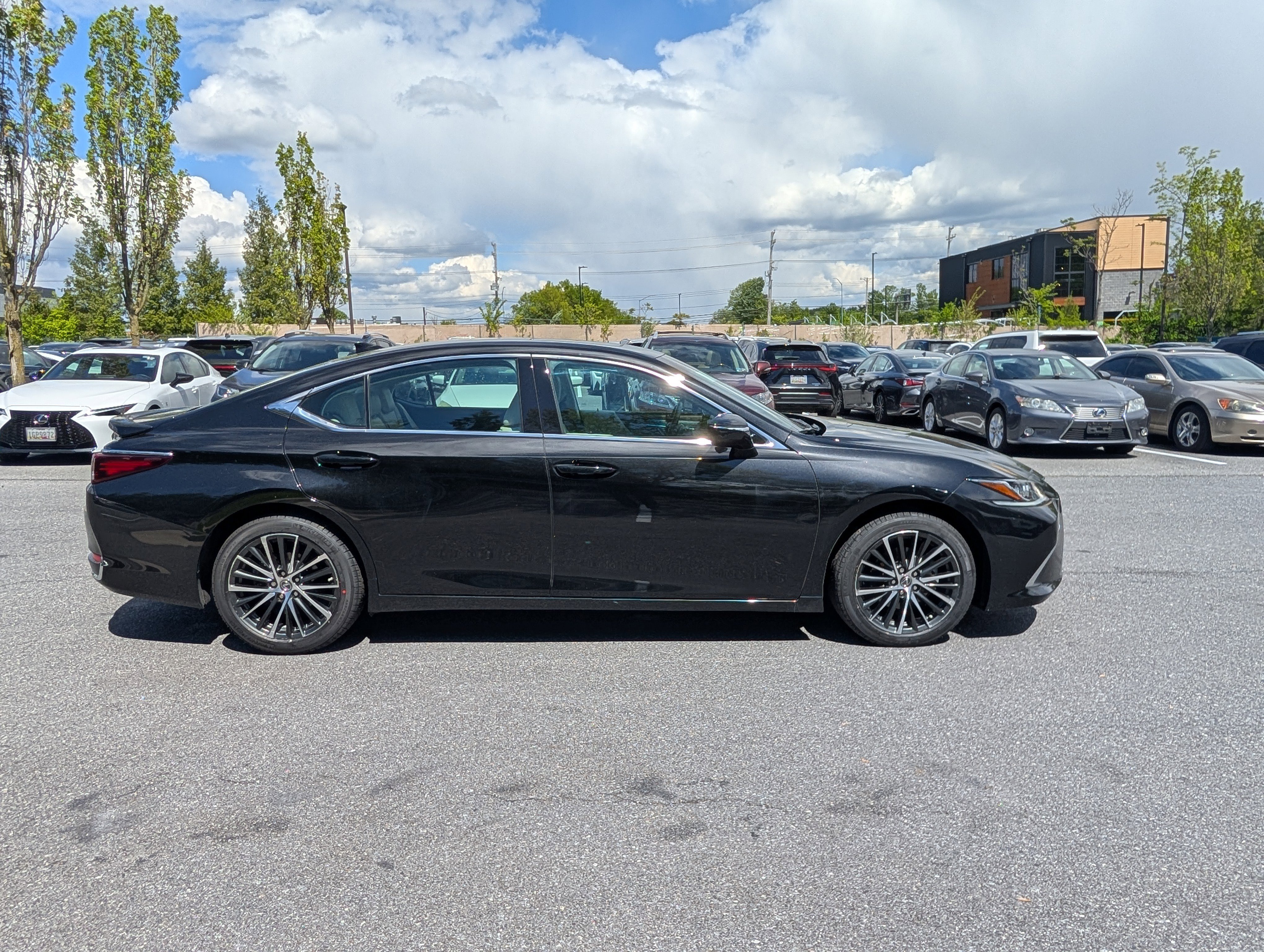 Used 2025 Lexus ES 300h w/ Premium Package image 2