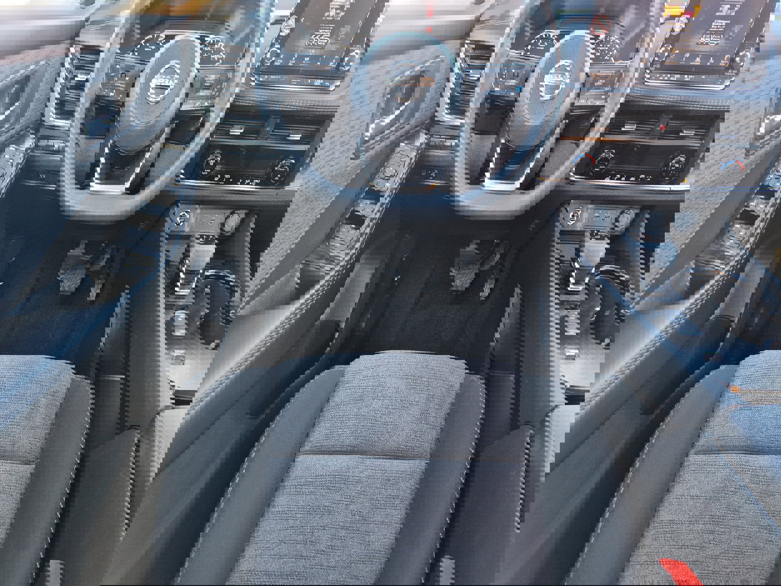 Used 2023 Nissan Rogue SV image 30