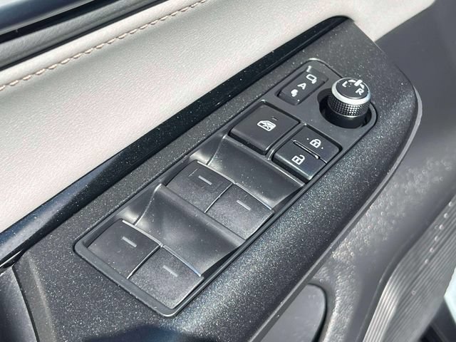 Certified 2021 Toyota Venza LE w/ Carpet Mat Package (TMS) AWD/4WD image 21