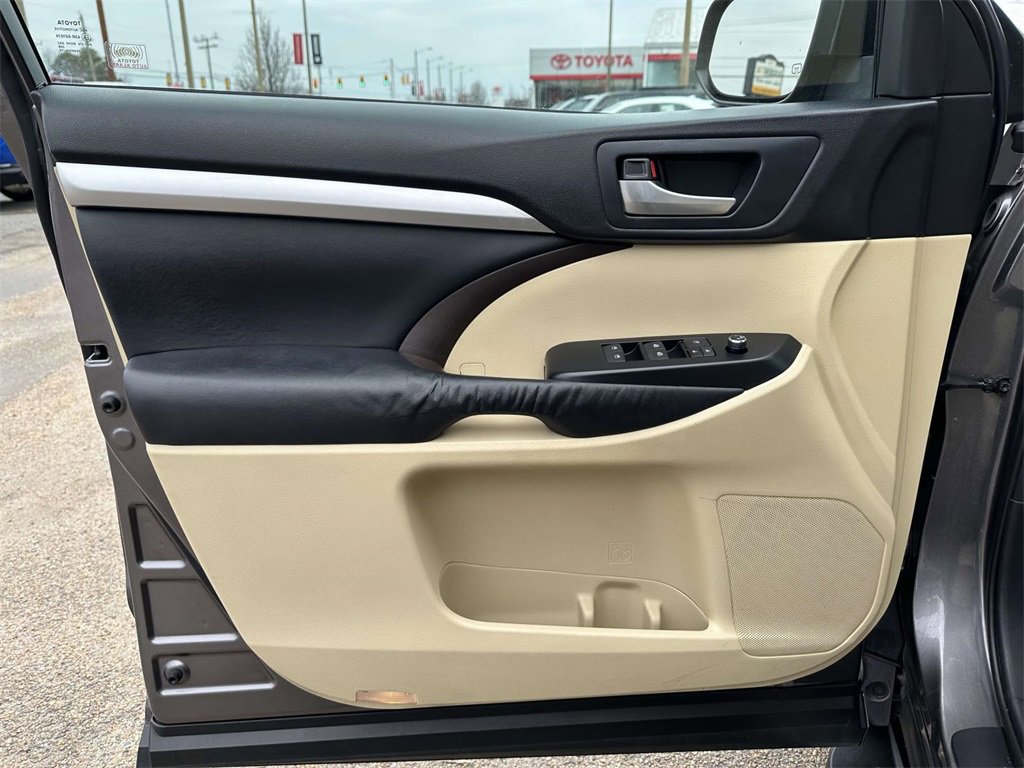 Used 2015 Toyota Highlander XLE image 16