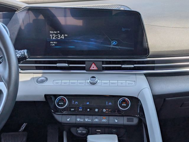 Used 2025 Hyundai Elantra Limited image 17