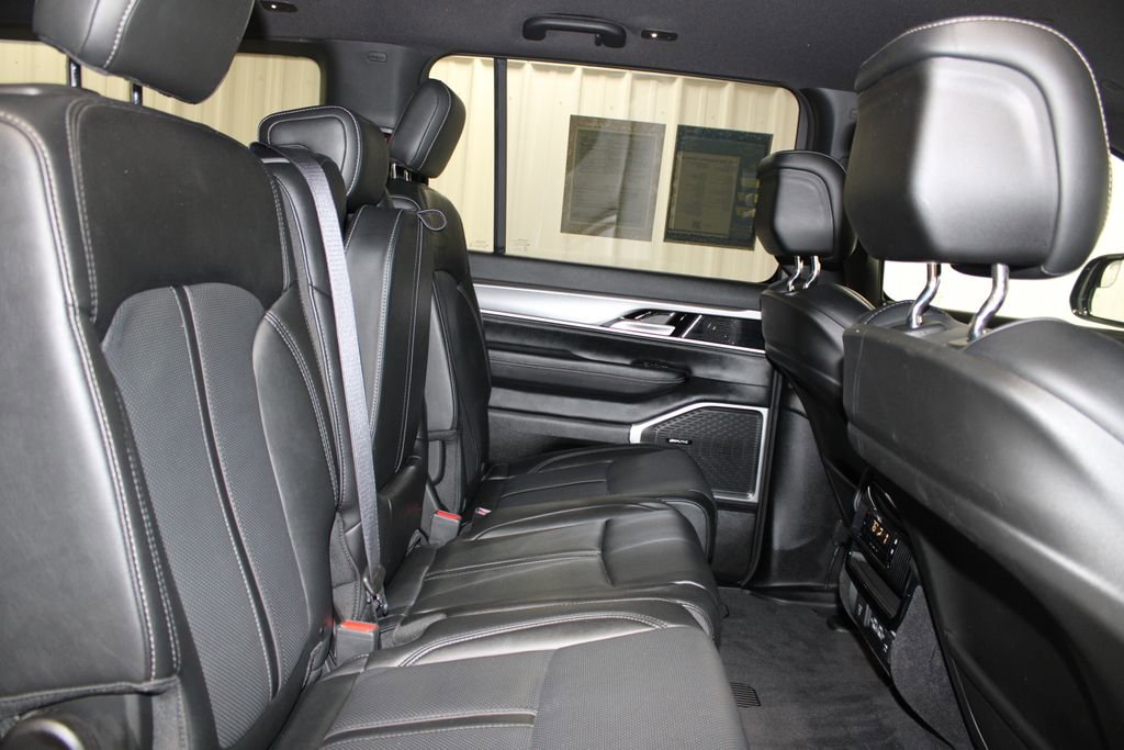 Used 2025 Jeep Wagoneer L Series II w/ 8-pass Seating Package image 28