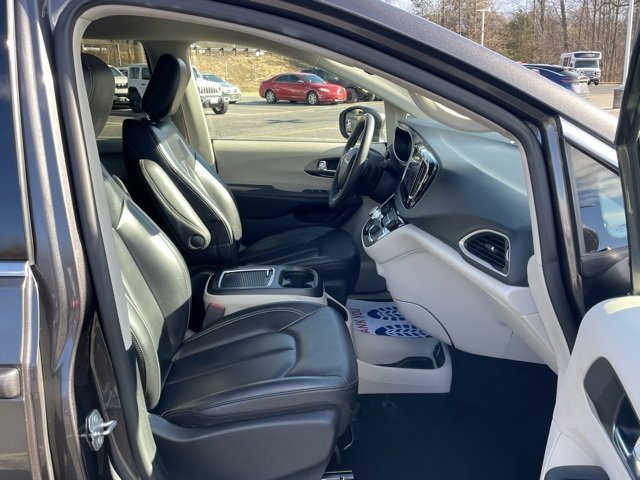 Used 2023 Chrysler Pacifica Touring-L image 28