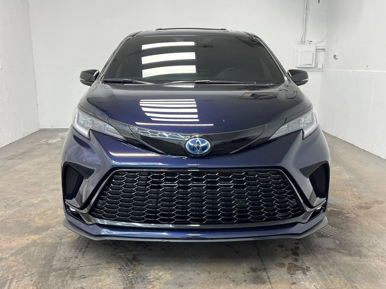 Used 2025 Toyota Sienna XSE w/ XSE Premium Package FWD image 6