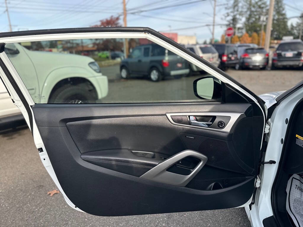 Used 2013 Hyundai Veloster w/ Tech Pkg image 11