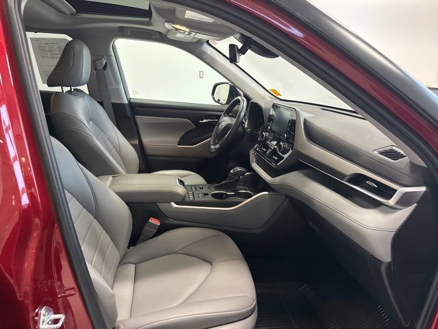 Used 2022 Toyota Highlander XLE image 35